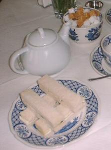 Легкие чайные закуски в оранжерее Кенсингтонского дворца (Лондон)