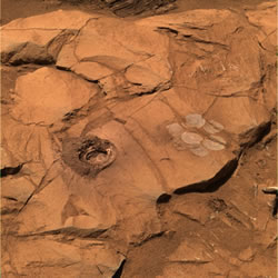 Следы, просверленные ровером «Спирит» в марсианском камне